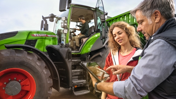 Rådgivning om Fendt Care Et landmandspar hos forhandleren ved rådgivning vedr. Fendt Care Service