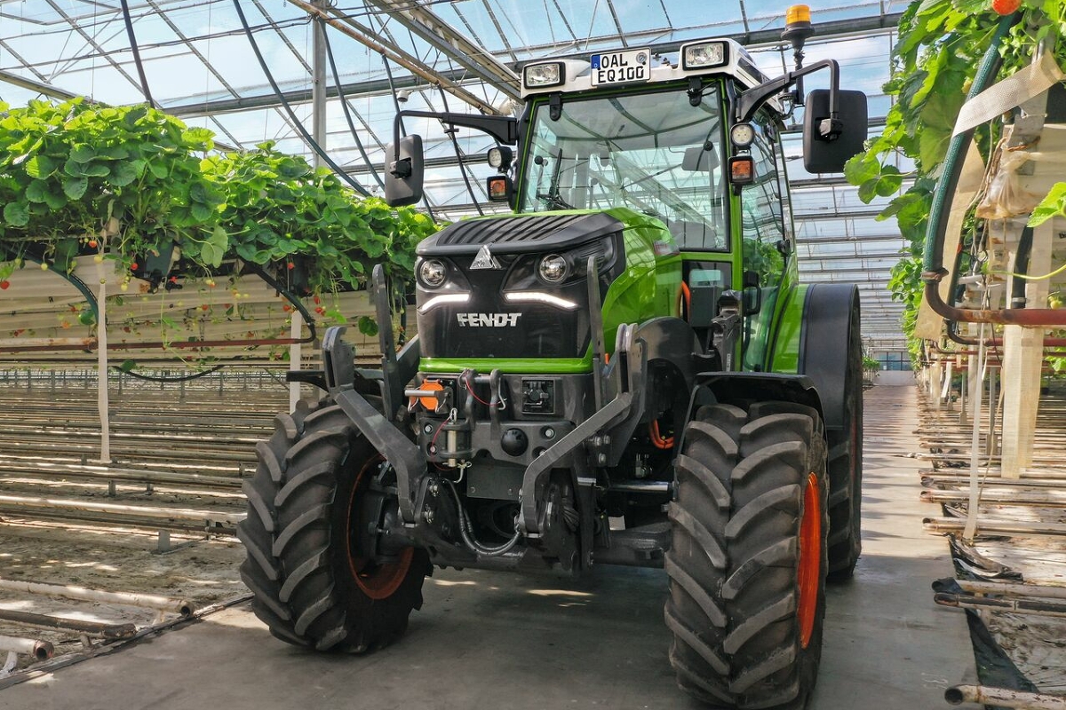 Fendt e-traktorers rentabilitetsberegner En Fendt e100 Vario i drivhuset